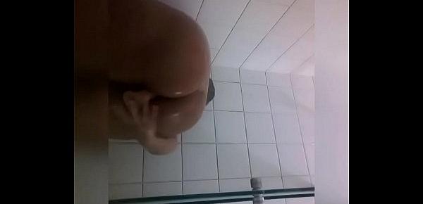  Pamela Ferrary batendo siririca no banho